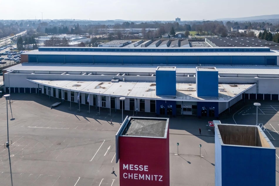 Das Dach von Messehalle 1 muss dringend erneuert werden.