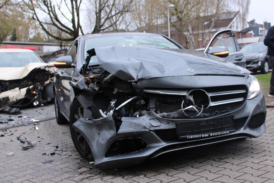 Der Mercedes wurde erheblich beschädigt und von der Polizei sichergestellt.