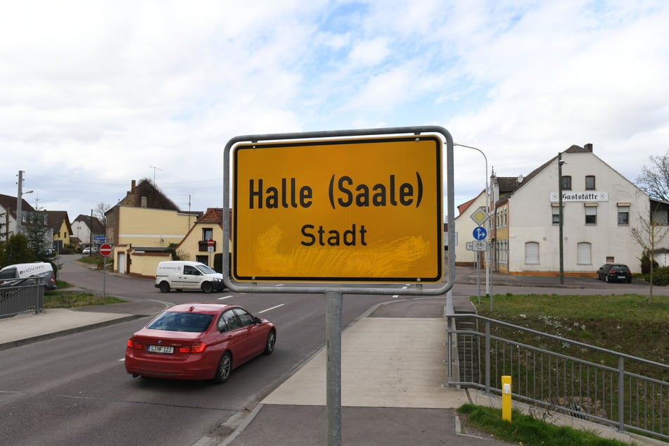 Auch ein Ortseingangsschild der Stadt Halle (Saale) fanden die Beamten im Fahrzeug. (Archivfoto)