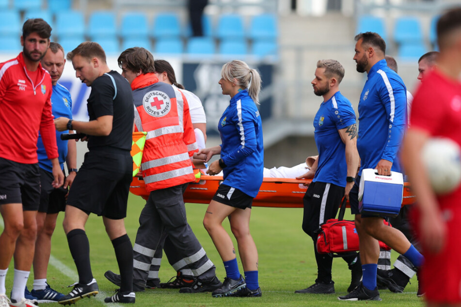 Bitter: CFC-Torschütze Manassé Eshele musste verletzt vom Platz getragen werden.