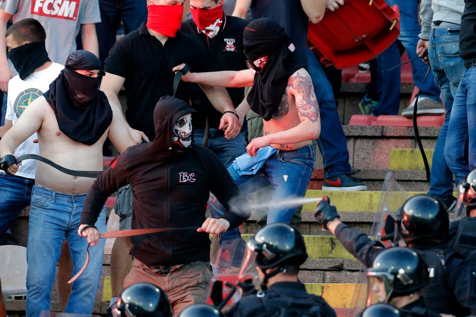 Auseinandersetzungen mit der Polizei sind bei Begegnungen zwischen Roter Stern und Partizan Belgrad keine Seltenheit. (Archivbild)