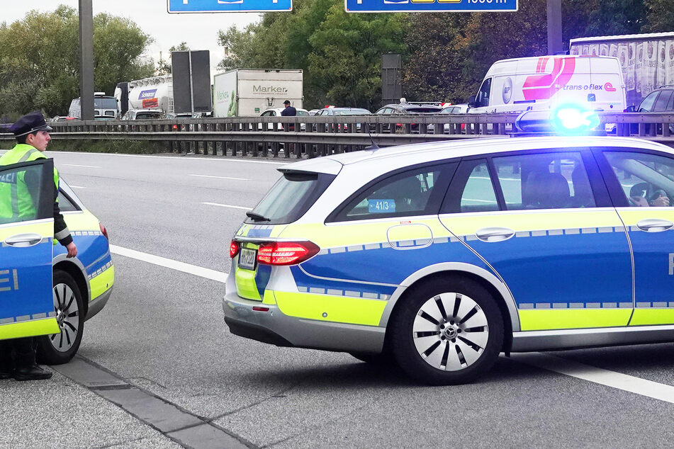 Drogen-Raser heizt im geklauten Audi über die A4, rammt die Polizei und flieht zu Fuß