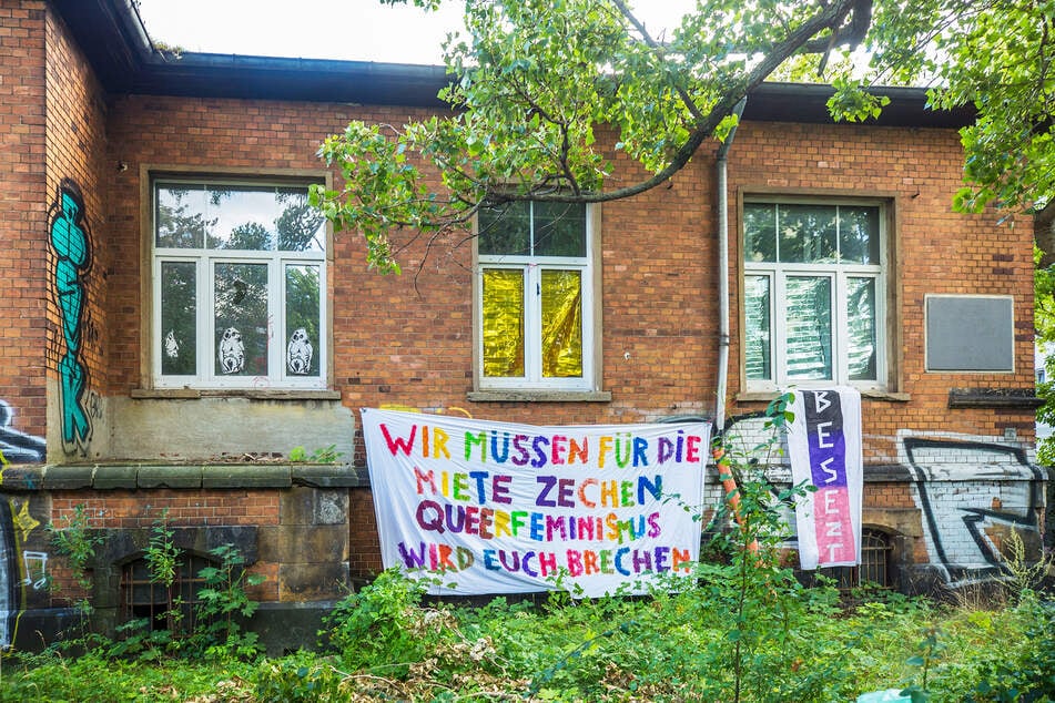 Das Haus auf der Lößnitzstraße 5 wurde mit bunten Transparenten behangen.