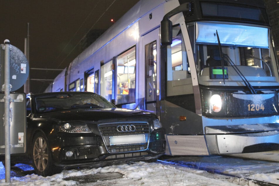 Verbotenes Wendemanöver: Audi wird von Straßenbahn erfasst