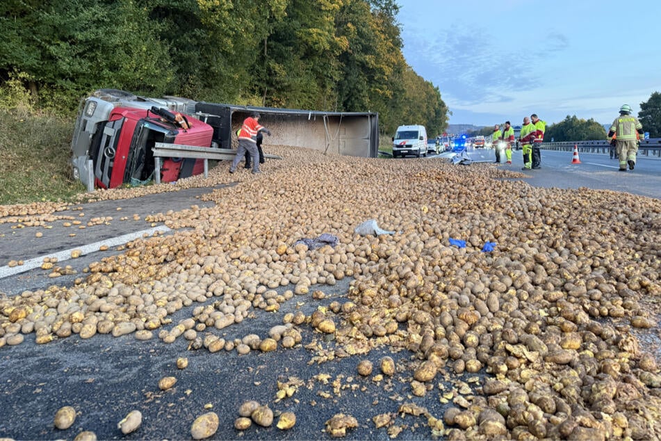 Die Aufräumarbeiten auf der A9 forderten die Einsatzkräfte am Morgen.