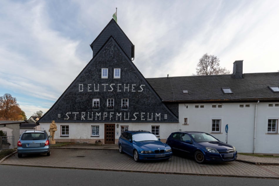 Am Samstag steht das traditionelle Handwerk im Erzgebirge im Mittelpunkt - auch das erste Deutsche Strumpfmuseum ist geöffnet.