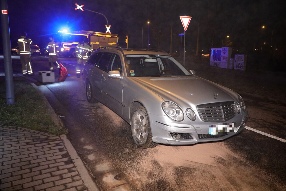 Der Mercedes wurde massiv beschädigt, die Frau musste ihren Führerschein abgeben.
