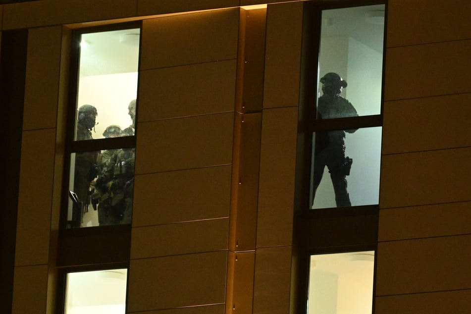 Spezialkommandos der Polizei hatten das Hotel in Düsseldorf stundenlang durchkämmt.