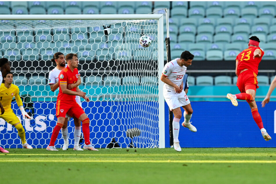 Überraschend, aber in dieser Phase verdient: Kieffer Moore (r.) köpft zum 1:1 für Wales ein.