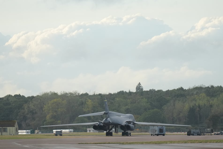 Ein B1-Bomber der US-Luftwaffe ist auf dem Militärstützpunkt RAF Fairford zu sehen.