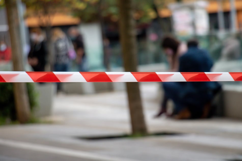 Unbekannte sperrten in Zella-Mehlis eine Straße und eine Tankstelle mit Absperrband ab. (Symbolbild)