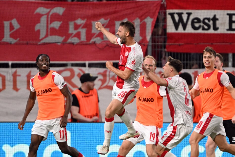 Abheben zum Jubeln: Torben Müsel (26, 2.v.l.) ließ Essen von der 2. Liga träumen.