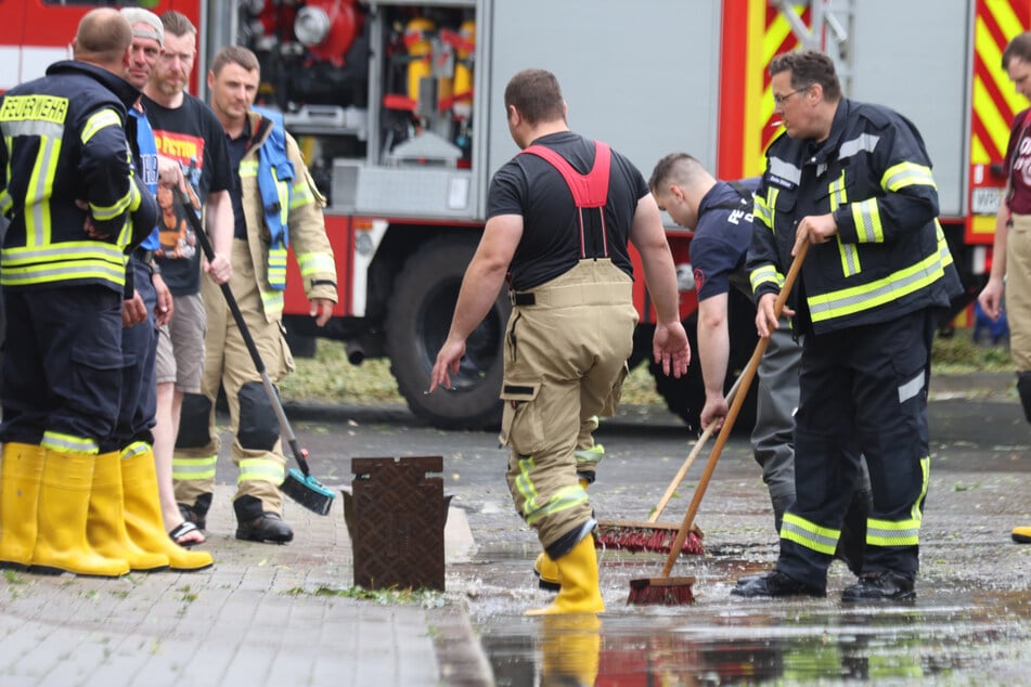 Volle Keller, Unfälle, geflutete Straßen: Feuerwehr auf Dauereinsatz in Sachsen-Anhalt