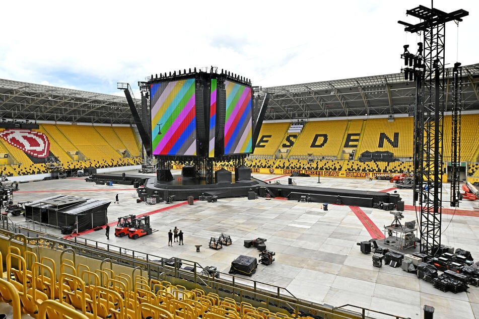Die gigantische Bühne wird inmitten des Stadions stehen. An den Seiten befinden sich 15 Meter lange Arme, die nach unten gefahren werden können.