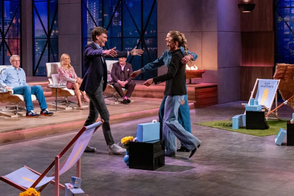 Nach dem Pitch vor laufender TV-Kamera schien die Welt für Carsten Maschmeyer (66) und die beiden Gründerinnen noch in Ordnung.