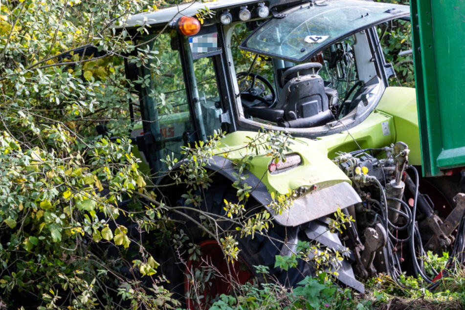Traktor-Fahrer (†36) stirbt bei schrecklichem Unfall, Gespann rollt über Kinderspielplatz