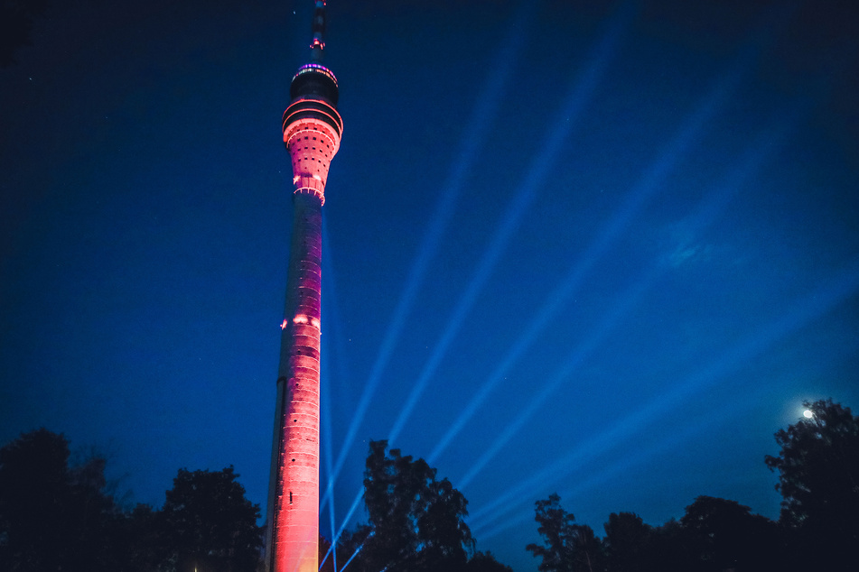 Der Turm wurde erneut rot angeleuchtet, um die Aufmerksamkeit auf die Missstände Politik in Bezug auf die Veranstaltungsbranche zu lenken.