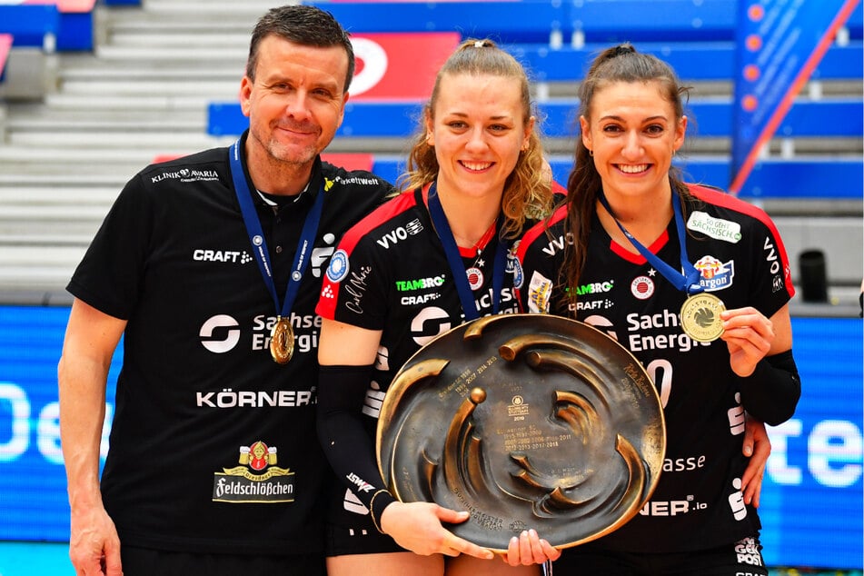 Sie verlässt den DSC um Coach Alex Waibl (53, l.) mit dem deutschen Meistertitel: Lena Stigrot (26, r.) wechselt nach Italien zum Roma Volley Club.