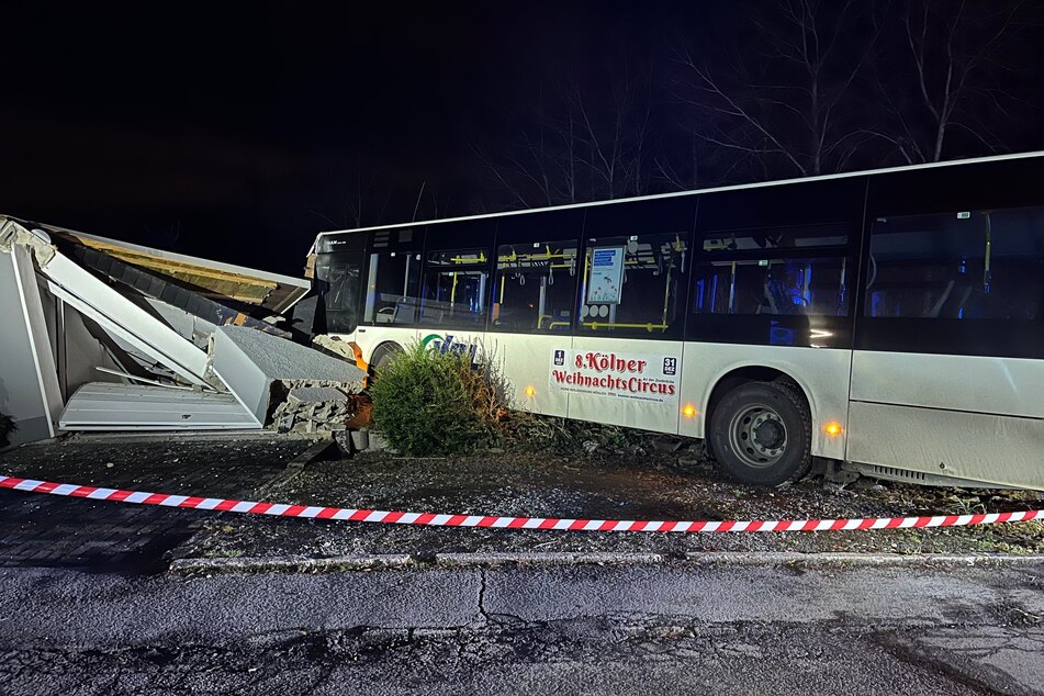 Der Bus musste nach dem schweren Crash mit einem Kran geborgen werden.