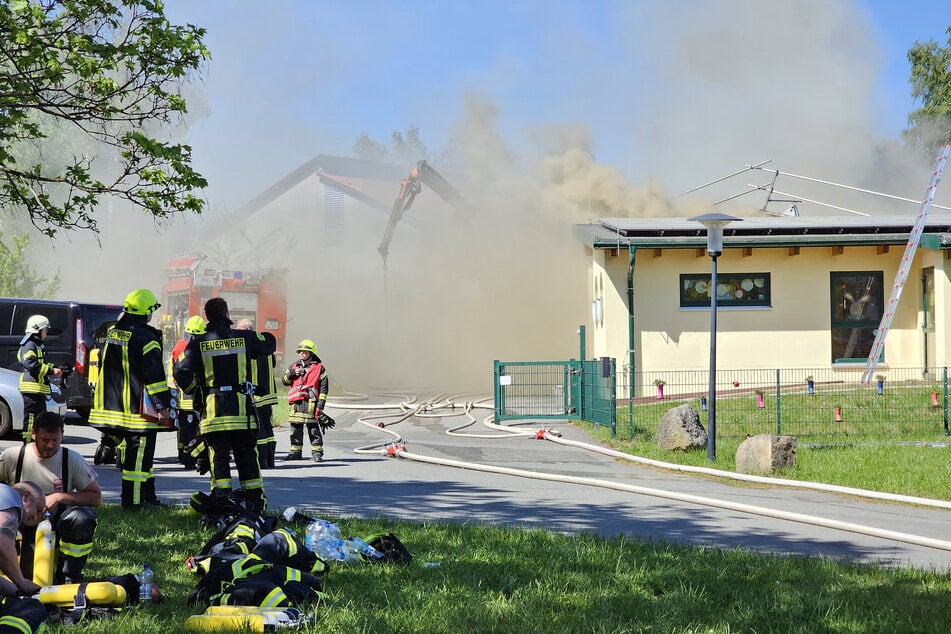 Großeinsatz der Feuerwehr im Vogtland: Die Kita "Steinbergwichtel" im Steinberger Ortsteil Rothenkirchen brannte am Mittwochmittag.