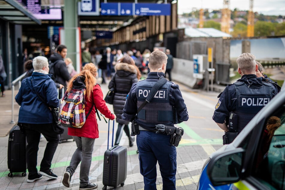 Mittlerweile ist der Bahnhof wieder für den Personenverkehr geöffnet.