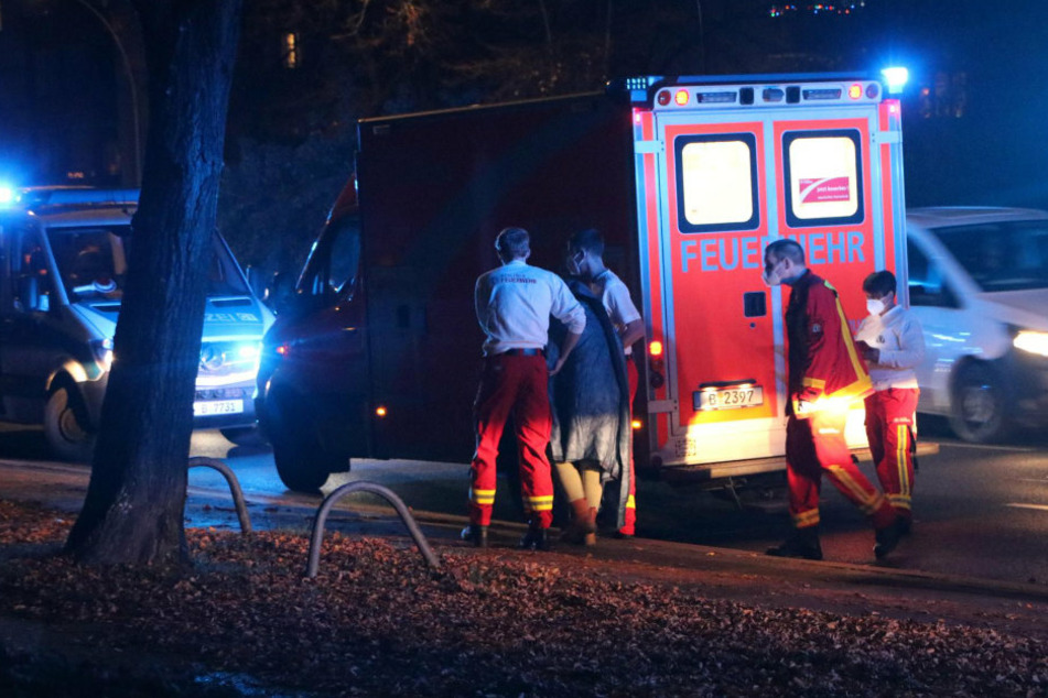 Rettungskräfte führen die Großmutter aus dem Haus.