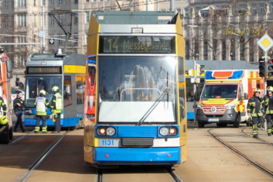 Leipzig: Tram-Unfall im Leipziger Zentrum: Fußgänger auf Schienen behandelt