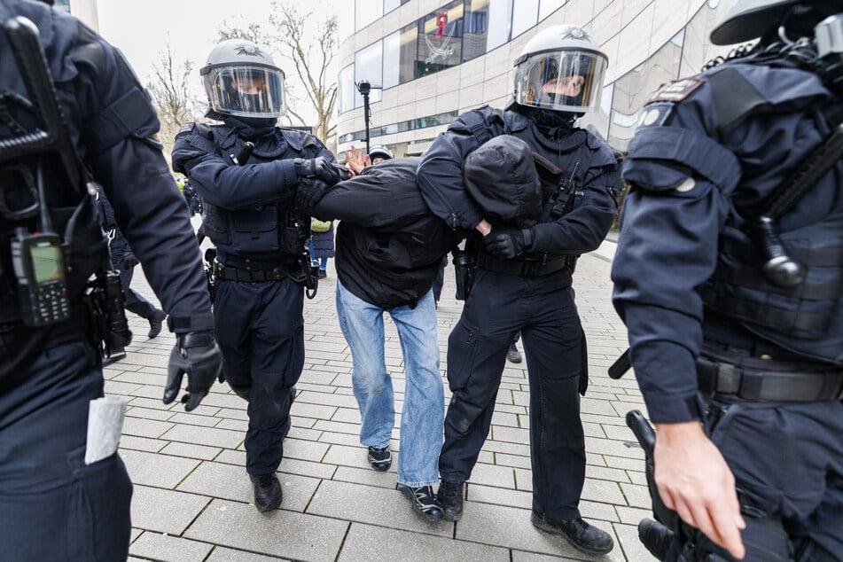 Die Polizei nahm einen Mann in Gewahrsam, der eine Rednerin der AfD attackiert hatte.