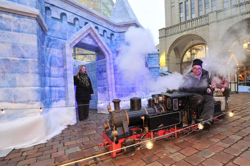 In diesem Jahr fährt eine Mini-Dampflok durch's Winterdorf - auch am neuen Eisschloss vorbei.