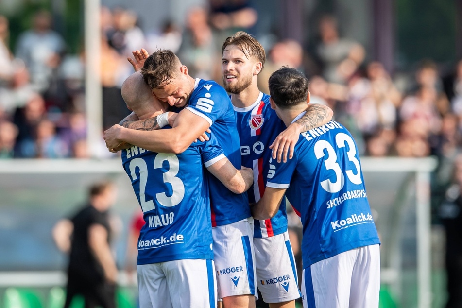 Joker Maximilian Krauß (l.) wurde nach seinem Führungstor von seinen Teamkollegen geherzt.