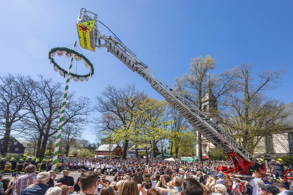 Die Feuerwehr Siegmar setzte dem Maibaum die Krone auf.