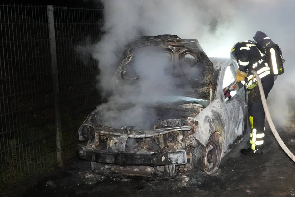 Leipzig: Autos in Vollbrand: Feuerteufel in Leipzig unterwegs?