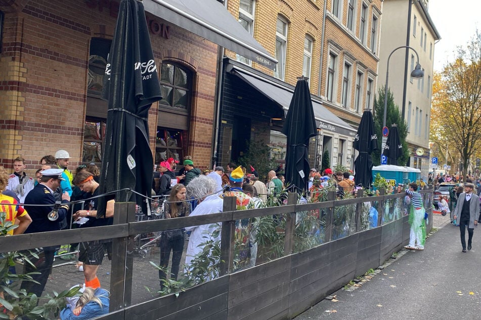 11.11. in Köln: Lange Schlagen bilden sich vor beliebten Kneipen und Bars in der Innenstadt.