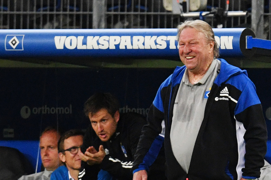HSV-Interimscoach Horst Hrubesch (70) will die Rothosen mit guter Laune in die Relegation führen.