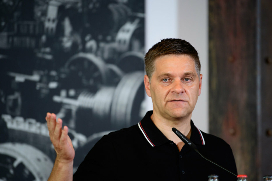 Oliver Ruhnert (47), Geschäftsführer Profifußball, spricht während der Pressekonferenz in der "Eisern Lounge" der Alten Försterei.