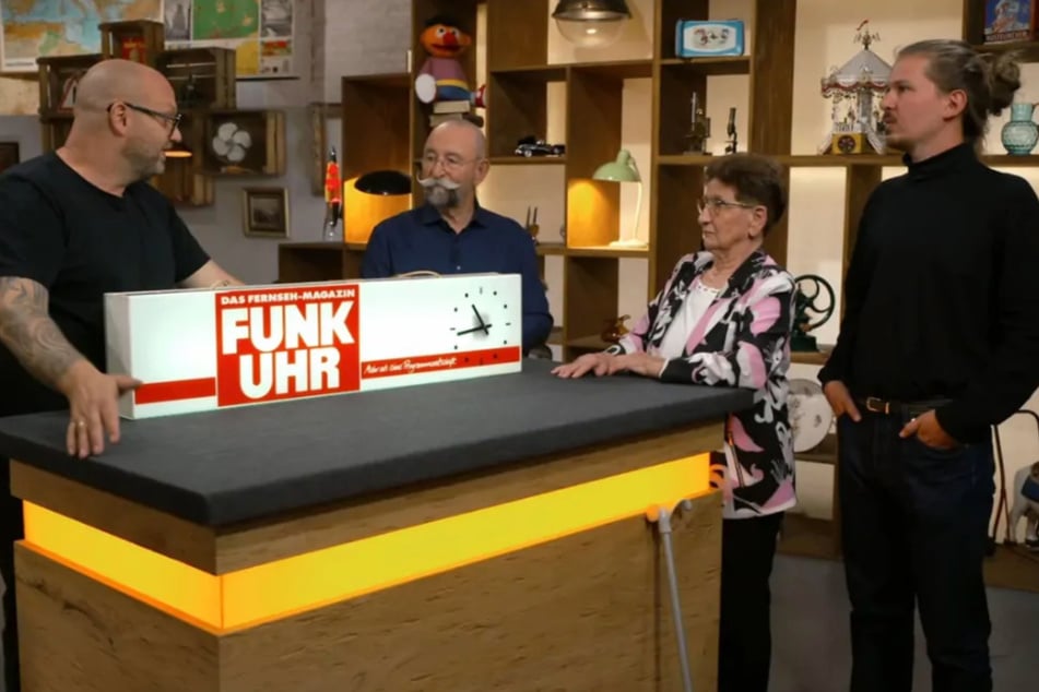 Gerlinde aus Pfungstadt und ihr Enkel Moritz wollen bei "Bares für Rares" eine alte Leuchtreklame zu Geld machen.