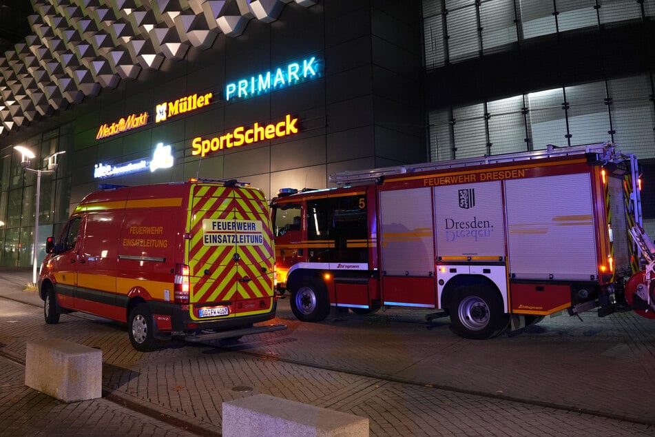 Mehrere Feuerwehrfahrzeuge hielten am Montagnachmittag vor der Dresdner Centrum Galerie.