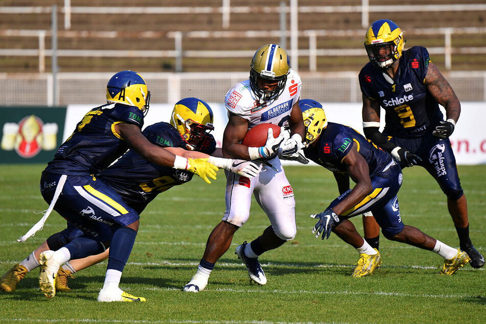 2019 trafen die Monarchs (in Weiß) letztmals auf die Hildesheim Invaders. Damals siegte Dresden mit 31:14.