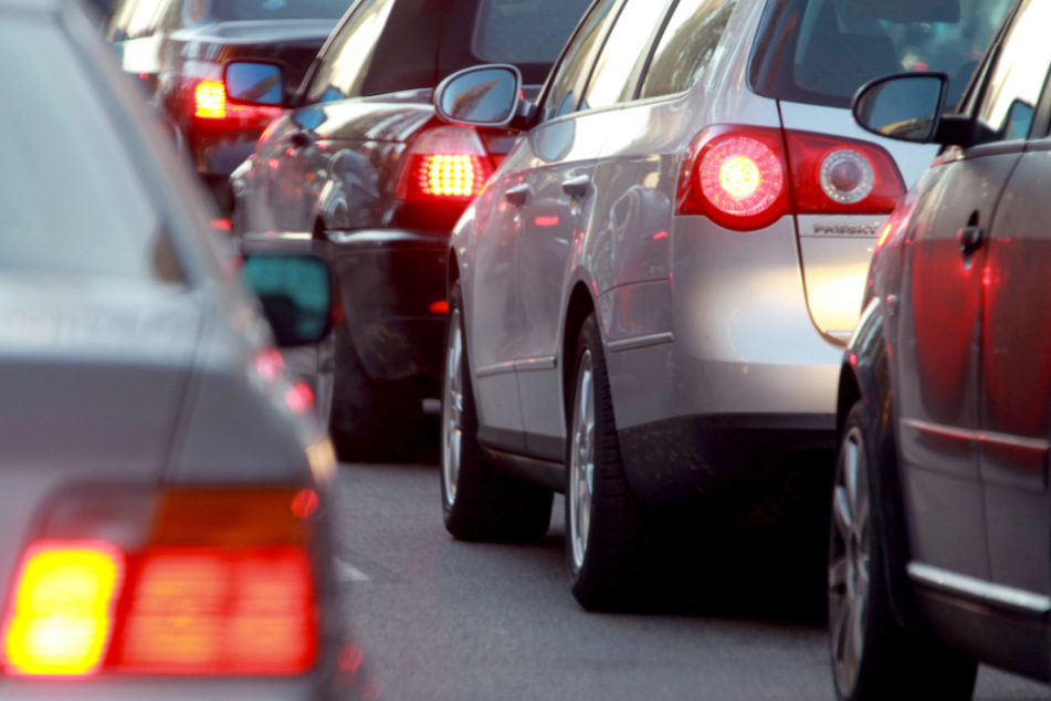 Im morgendlichen Berufsverkehr auf der A81 kommt es zu einem langen Stau. (Symbolbild)