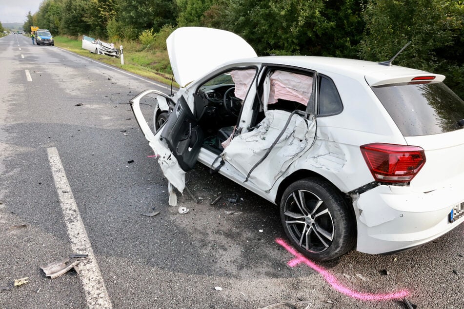 Schwerer Unfall bei Neustadt in Sachsen: Transporter kracht in zwei Autos