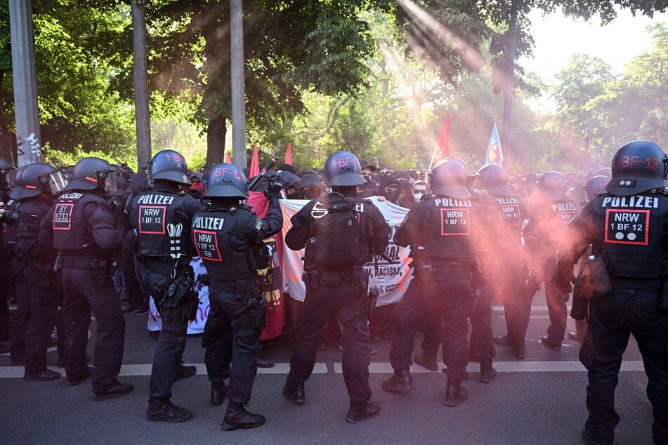 Vor allem der Polizeikessel im Zuge der Demo am Alexis-Schumann-Platz wurde immer wieder thematisiert. Die Positionen der Fraktionen zum Handeln der Polizei gingen dabei deutlich auseinander.