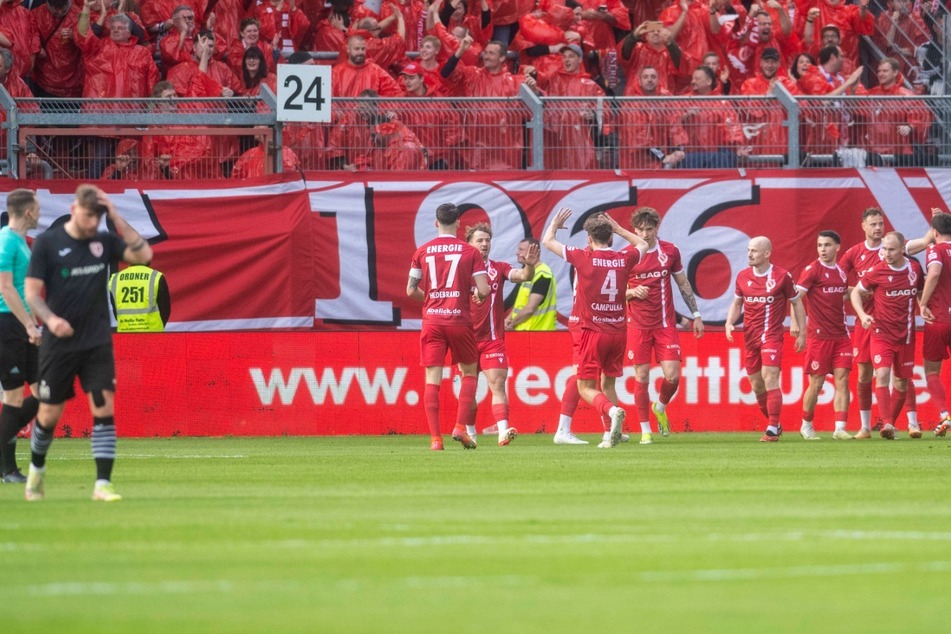 Früher Cottbuser Jubel: Energie lag nach 16 Minuten mit 2:0 in Front.