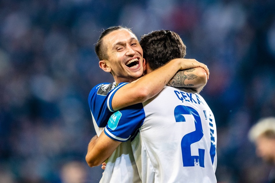 Der ehemalige Dynamo-Spieler Baris Atik (26, l.) jubelt mit Neuzugang Jason Ceka (21) nach dem Treffer zum 4:0.