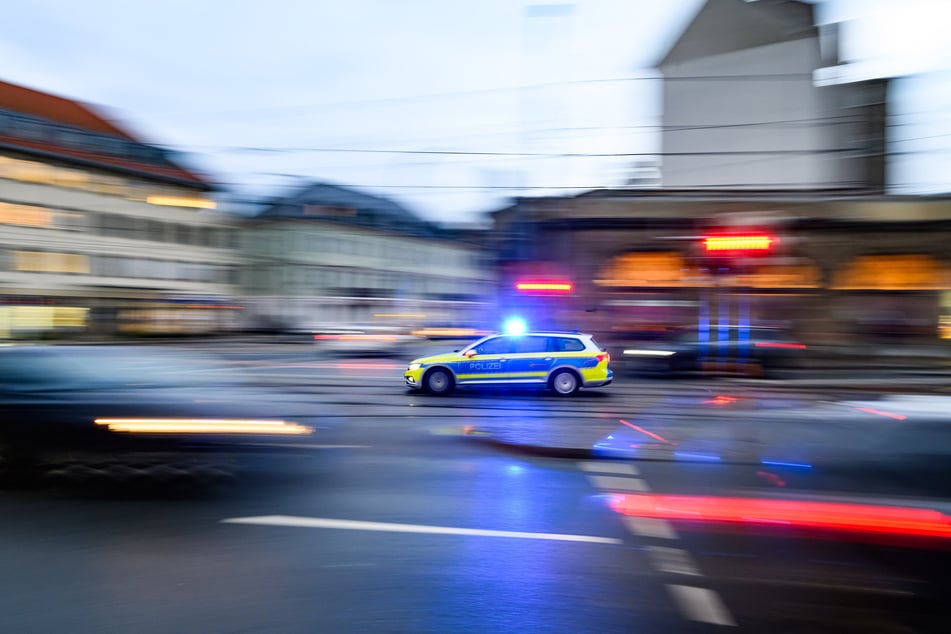 Beamte stoppten zwei junge Autofahrer, die mutmaßlich ein Rennen veranstalteten. (Symbolfoto)