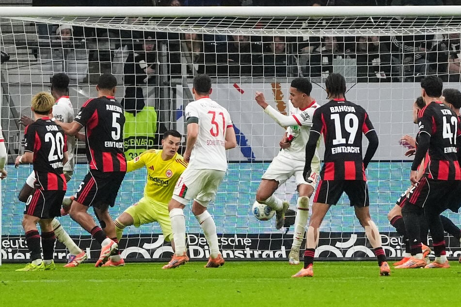 Noahkai Banks (3.v.r.) köpft den Ausgleichstreffer, allerdings stand er dabei knapp im Abseits.