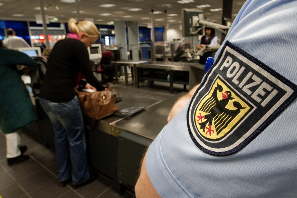 Wer durch die Sicherheitskontrolle am Flughafen will, sollte eigentlich wissen, welche Gegenstände erlaubt sind und welche nicht. (Archivbild)
