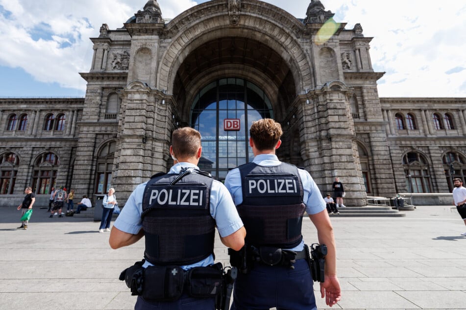 Trotz einiger Festnahmen: Die Ermittlungen im Nürnberger Bahnhofsumfeld laufen nach Angaben der Polizei unvermindert weiter. (Symbolbild)