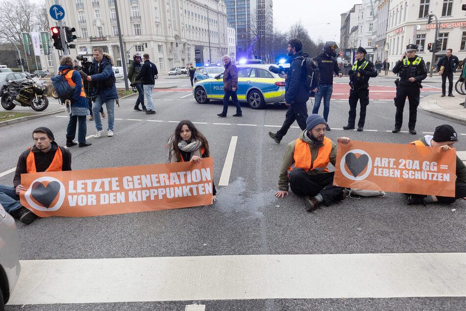 Aktivisten der Letzte Generation bei einer Straßenblockade in Hamburg im Februar 2023.