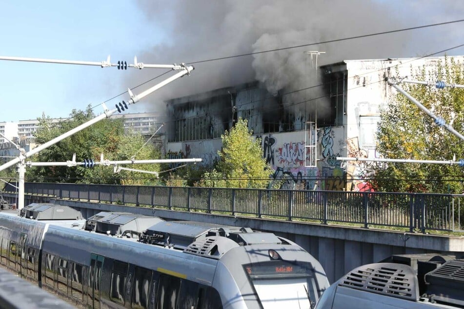 Aus dem Gebäude der ehemaligen Gurkenfabrik stiegen am Montagvormittag Rauchschwaden auf.