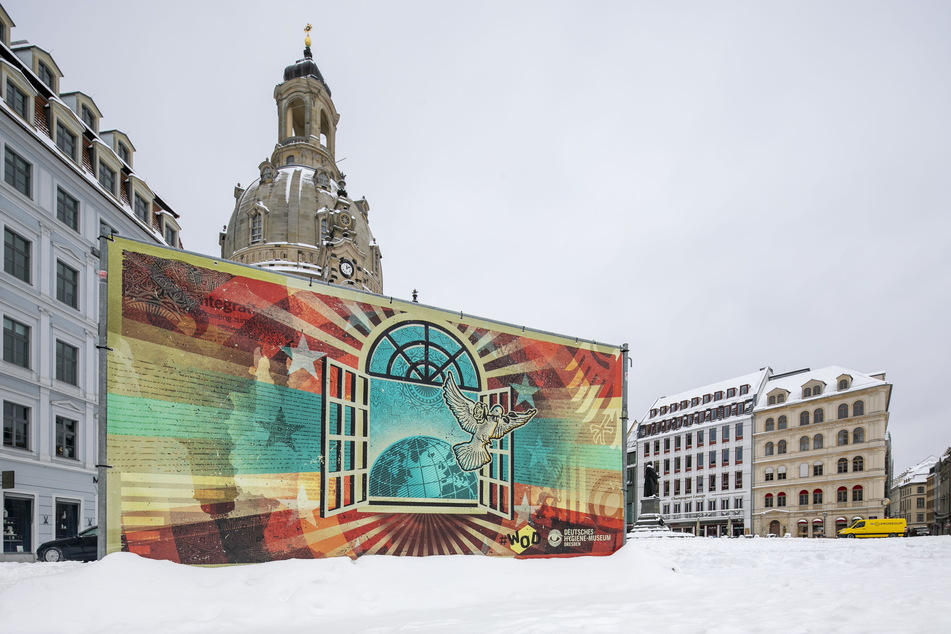 Mit Kunst wird auf dem Dresdner Neumarkt zu Frieden gemahnt.